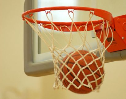 800px-Basketball_through_hoop